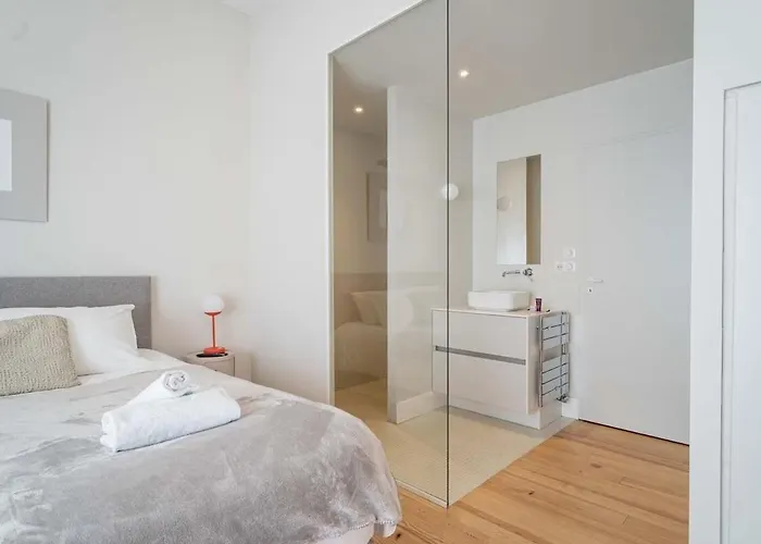 Tres Bel En Rez De Jardin, Pereire, 100 M De La *