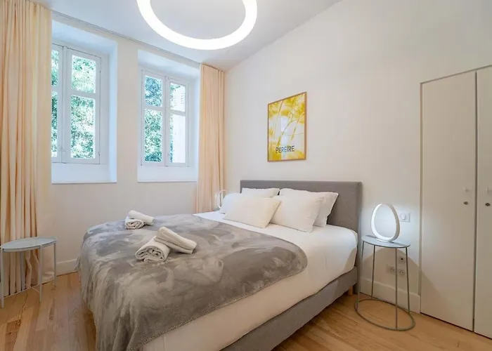 Tres Bel En Rez De Jardin, Pereire, 100 M De La