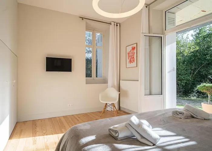 Tres Bel En Rez De Jardin, Pereire, 100 M De La *